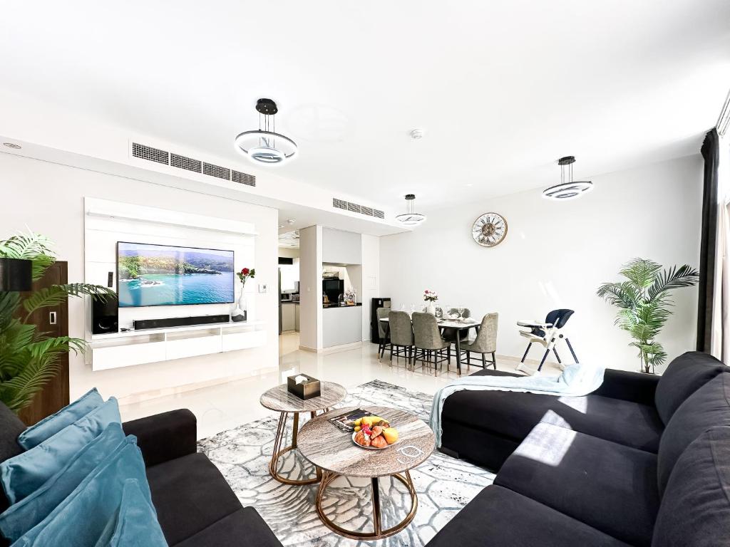 Μια τηλεόραση ή/και κέντρο ψυχαγωγίας στο Luxurious 3BDR Serenity Awaits in Damac Hills 2