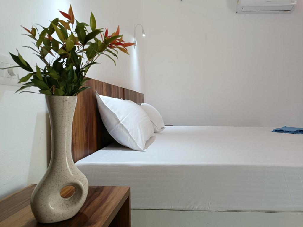 Postel nebo postele na pokoji v ubytování Koshy's beach front Homestay