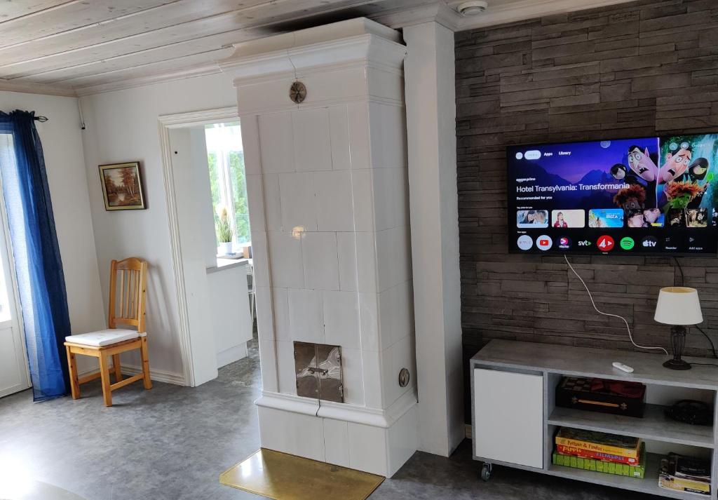 TV a/nebo společenská místnost v ubytování Lottefors Logi