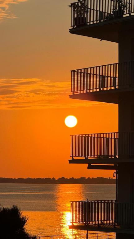 un coucher de soleil sur une étendue d'eau au soleil dans l'établissement Les pieds dans le sable, à La Baule