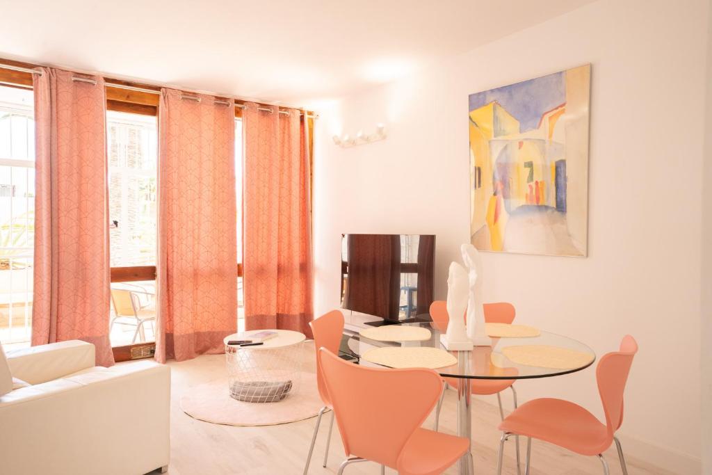 Una sala de estar con una mesa de cristal y sillas. en Casa Alejandro WIFI & POOL & 24H SECURITY, en Arona