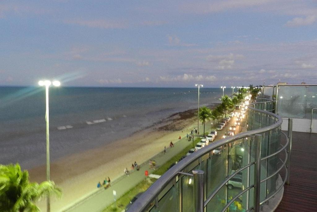un balcón con vistas a la playa y al océano. en Manaira Flat, en João Pessoa