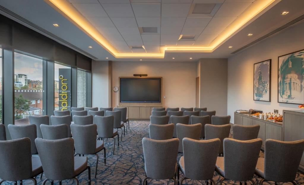 リバプールにあるMaldron Hotel Liverpool City Centreの会議室(椅子、プロジェクションスクリーン付)