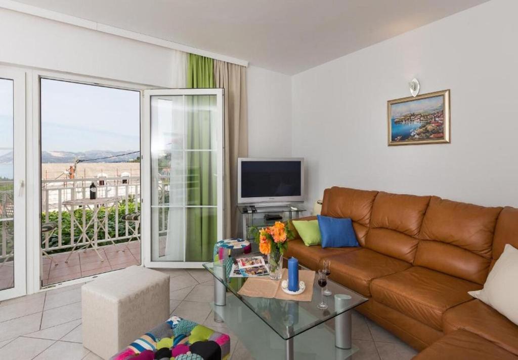 Televízia a/alebo spoločenská miestnosť v ubytovaní Apartments Ante