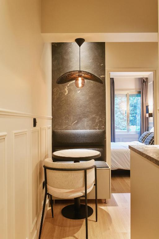 une salle à manger avec une table et une chambre dans l'établissement Saint Lambert Suite - Duke Housing, à Paris