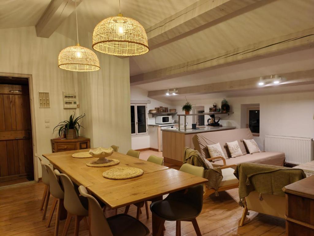 ein Wohnzimmer mit einem Holztisch und einer Couch in der Unterkunft Le Mas de la Rode in Saumane
