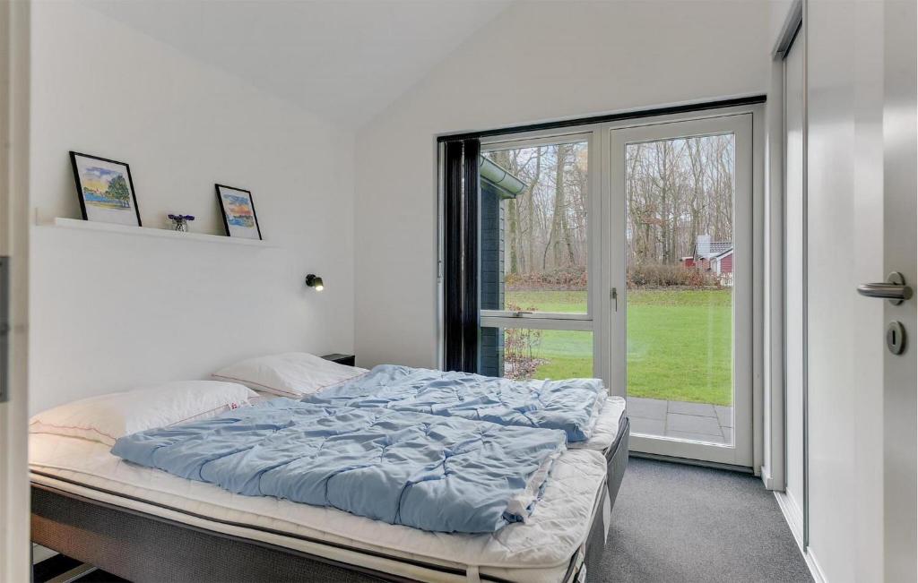 Postel nebo postele na pokoji v ubytování 4 Bedroom Beautiful Home In Haderslev