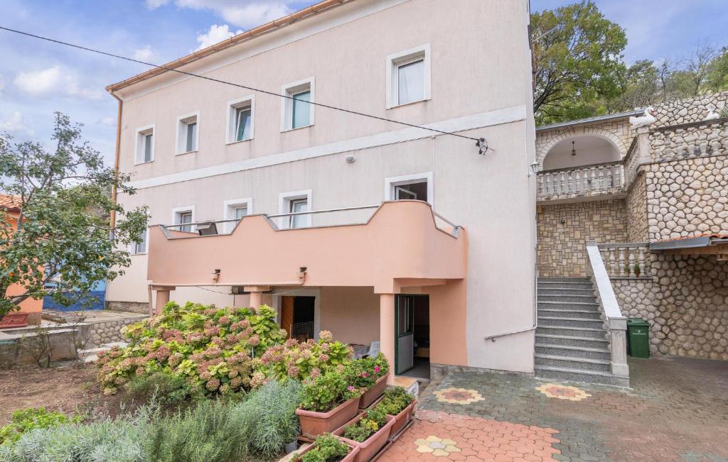 セニにあるLovely Apartment In Senj With Wifiの階段と植物のある白い大きな建物