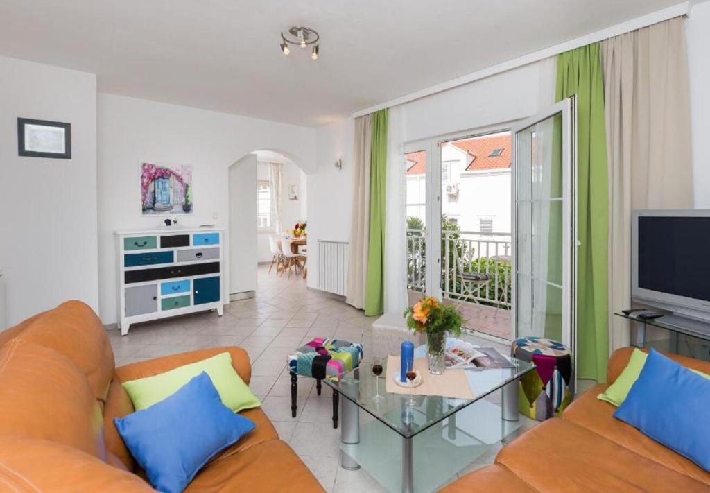 Televízia a/alebo spoločenská miestnosť v ubytovaní Apartments Ante