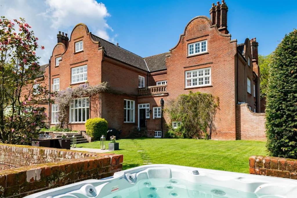 eine Außenansicht eines Hauses mit Whirlpool in der Unterkunft Gresham Hall - Norfolk Cottage Agency in Norwich