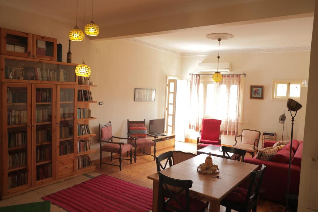 Posezení v ubytování Artistic apartment with a terrace in Downtown