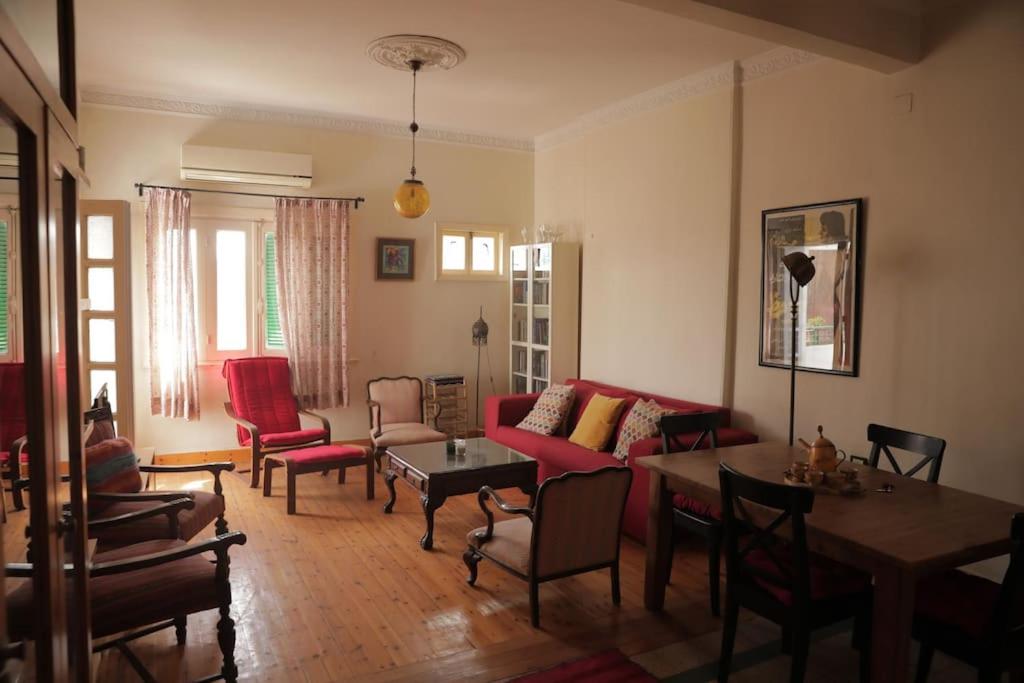 Posezení v ubytování Artistic apartment with a terrace in Downtown