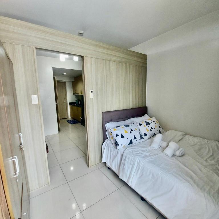 De Luxe, Standard and Studio Suites -The Breeze Residences-close to Airport,Mall of Asia, US Embassy - 带阳台的公寓