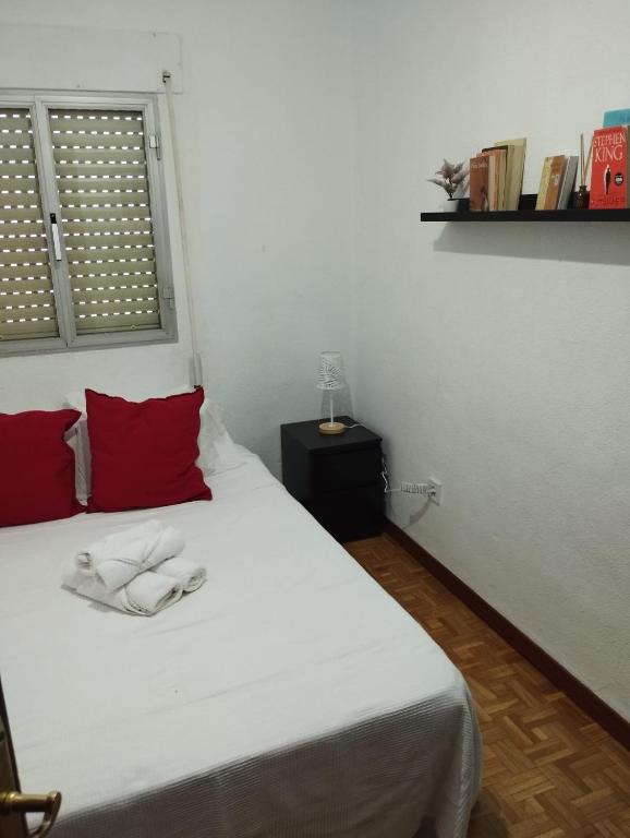 Postel nebo postele na pokoji v ubytování luminosa habitación en apartamento compartido