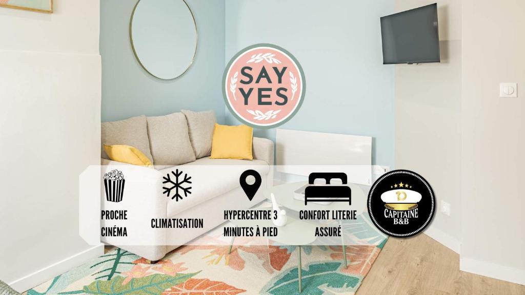 ein Zimmer mit einem Sofa und einem Schild mit der Aufschrift „Sag Ja“ in der Unterkunft Le Say Yes in Troyes