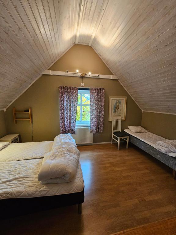 Postel nebo postele na pokoji v ubytování Romme stugby