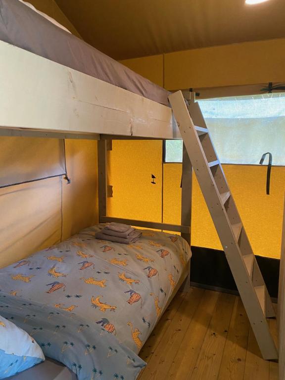 Palanda nebo palandy na pokoji v ubytování Glamping tent in oase van groen