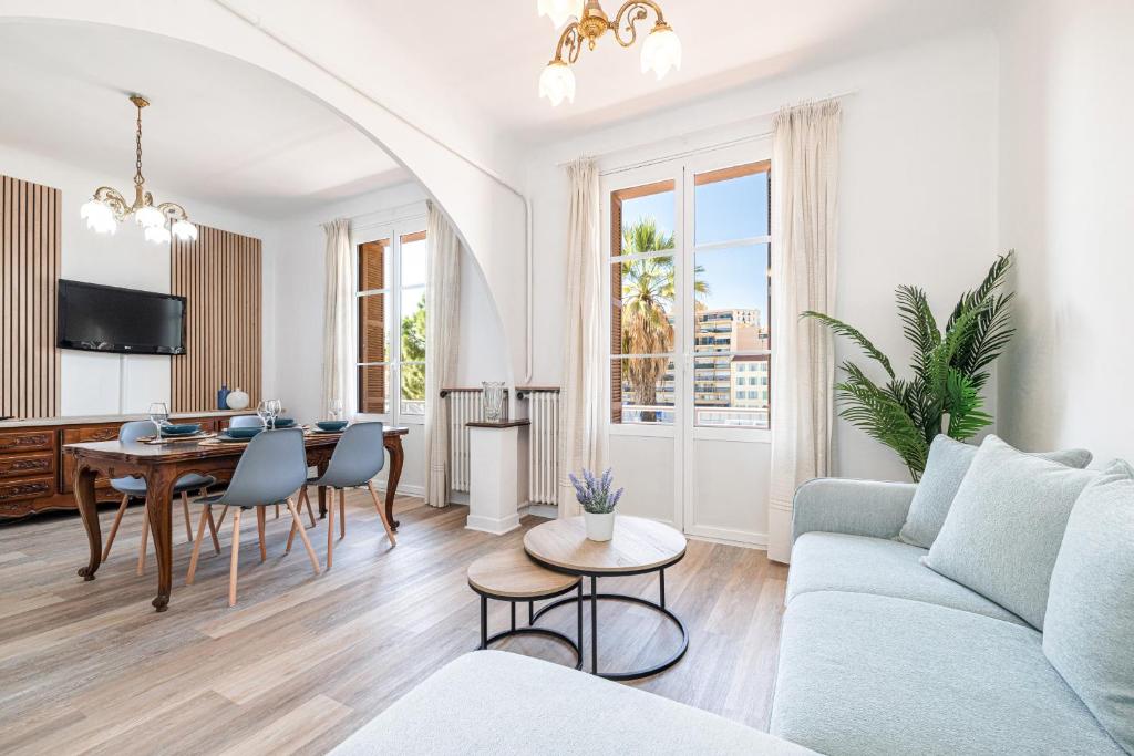 un salon avec un canapé et une table dans l'établissement Large Central 2 Bdr & Garage, à Nice