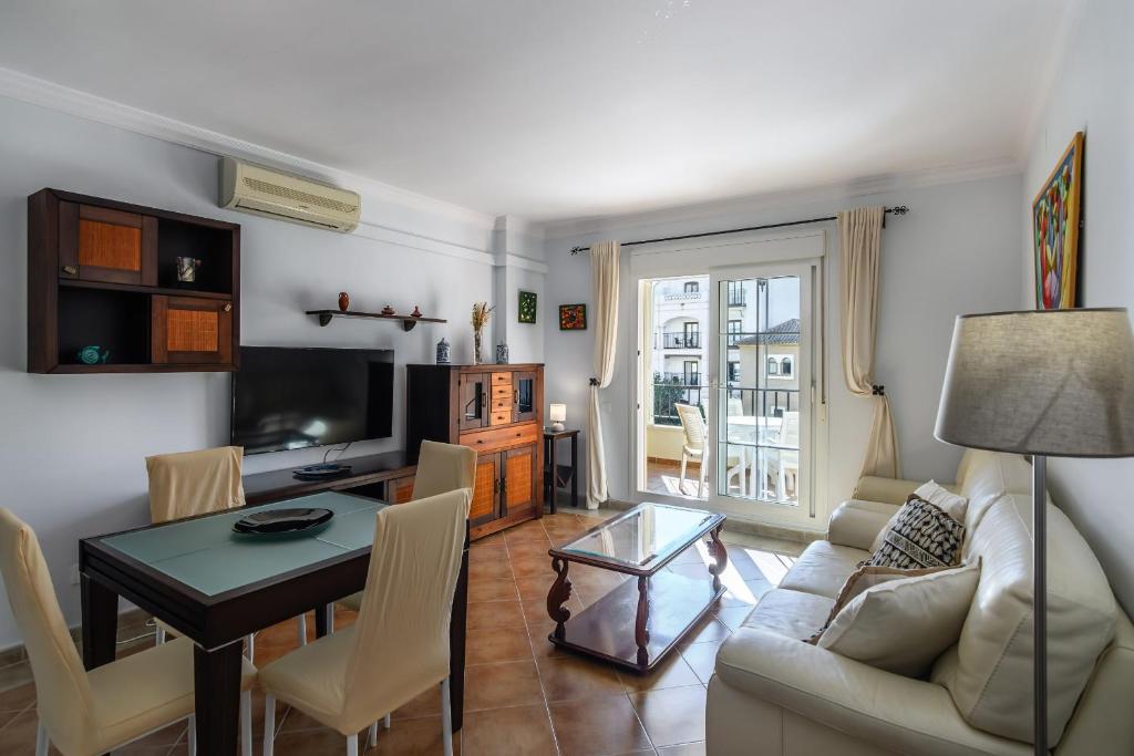 ein Wohnzimmer mit Sofa und Tisch in der Unterkunft Canela Park by H - Playa Isla Canela ICHP52P296 in Isla Canela