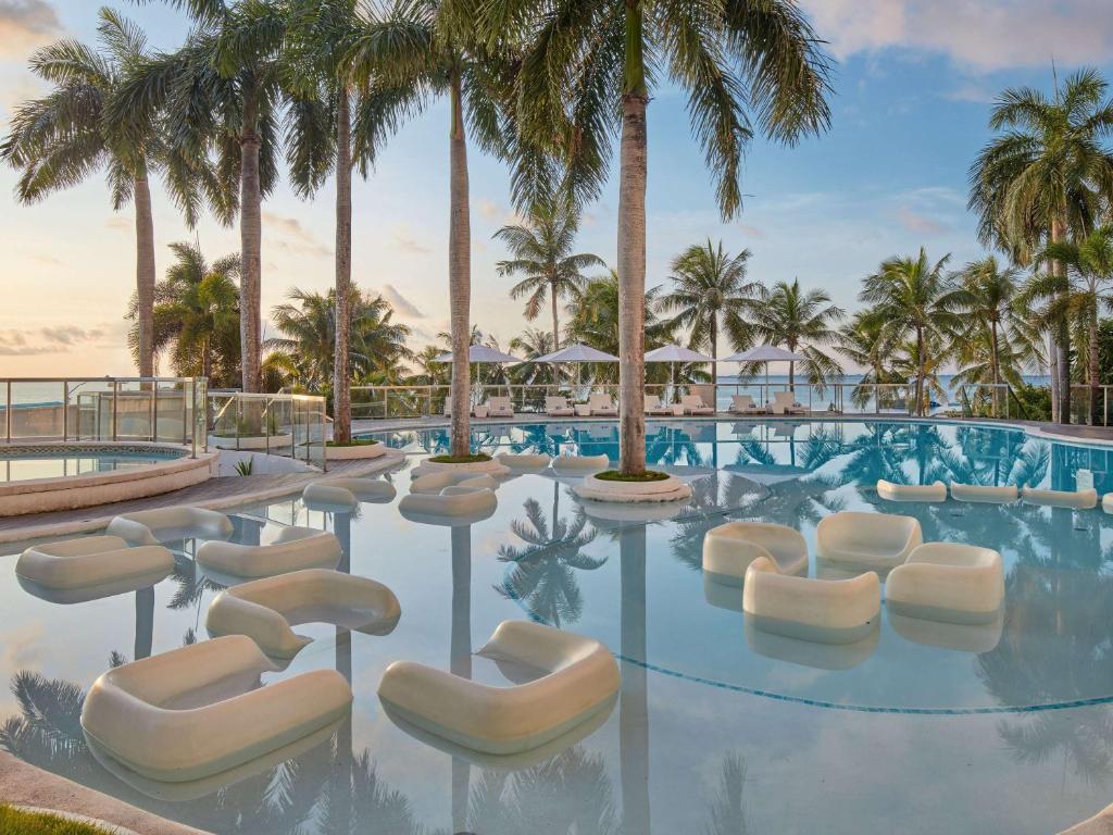 Bazén v ubytování Mövenpick Hotel Mactan Island Cebu nebo v jeho okolí