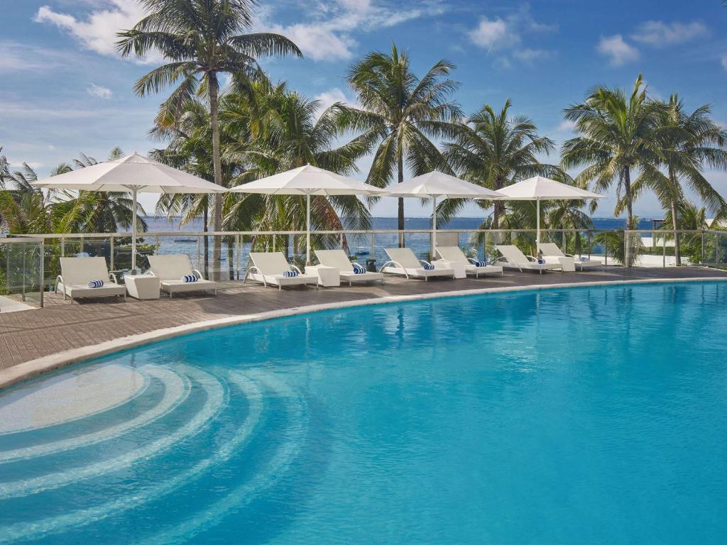 Bazén v ubytování Mövenpick Hotel Mactan Island Cebu nebo v jeho okolí