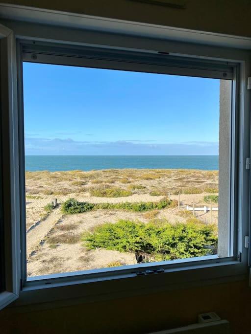- une fenêtre dans une chambre avec vue sur l'océan dans l'établissement Maison posée sur la plage, à La Turballe