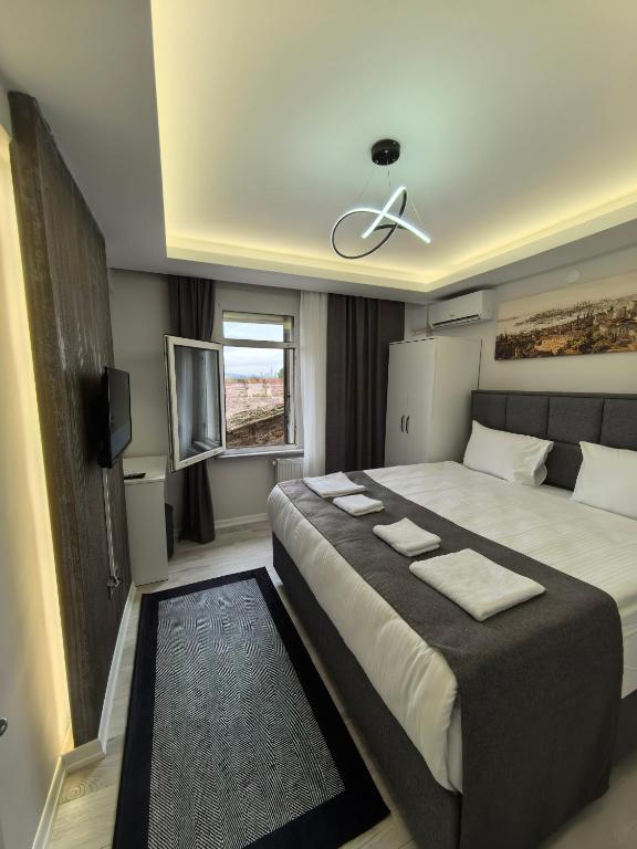 A bed or beds in a room at Big Orange Hotel Old City