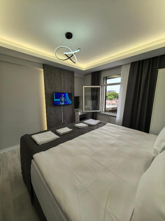 A bed or beds in a room at Big Orange Hotel Old City