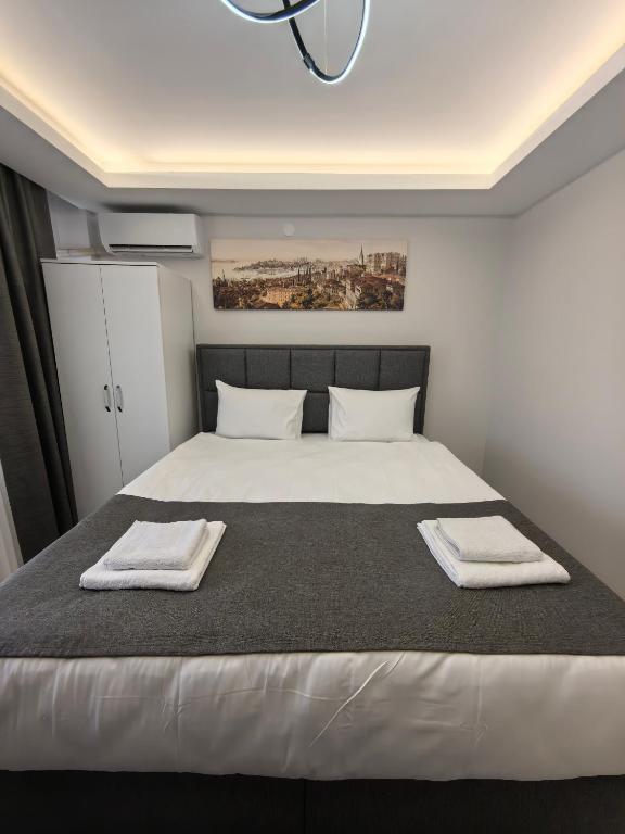 A bed or beds in a room at Big Orange Hotel Old City
