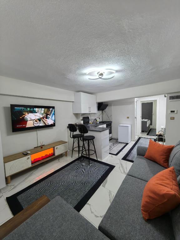A television and/or entertainment centre at Big Orange Hotel Old City
