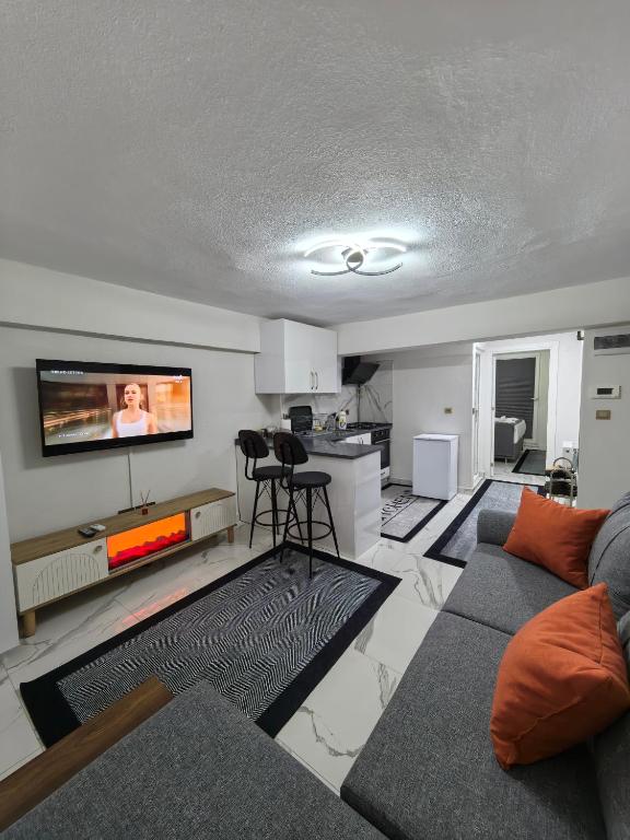 A television and/or entertainment centre at Big Orange Hotel Old City