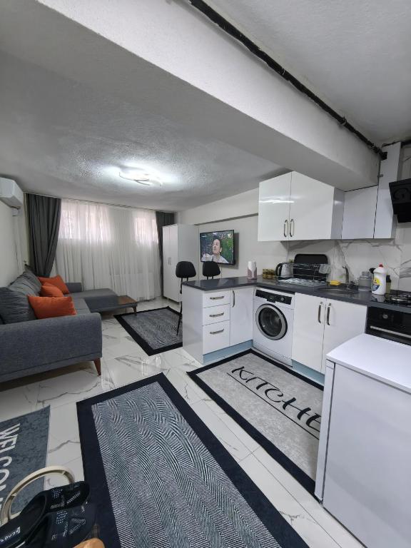 A kitchen or kitchenette at Big Orange Hotel Old City