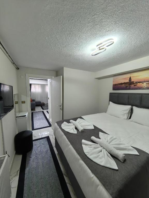 A bed or beds in a room at Big Orange Hotel Old City