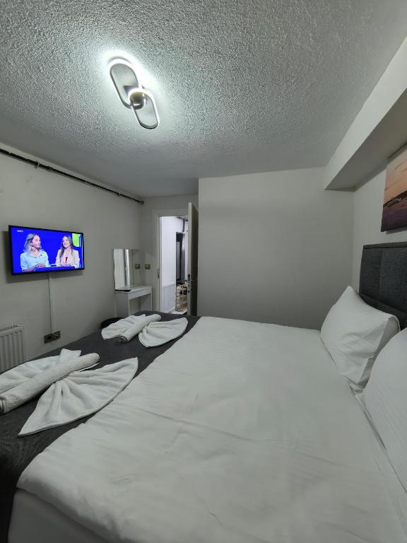 A bed or beds in a room at Big Orange Hotel Old City