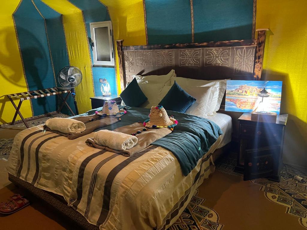 Postel nebo postele na pokoji v ubytování Sahara Majestic Luxury Camp