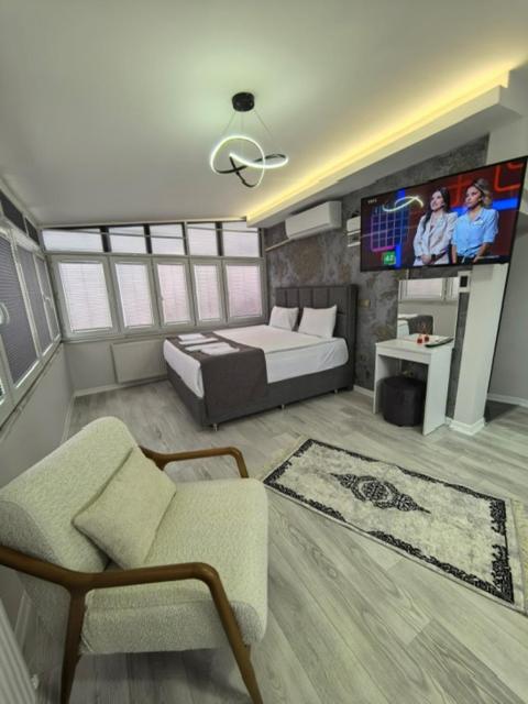 A television and/or entertainment centre at Big Orange Hotel Old City