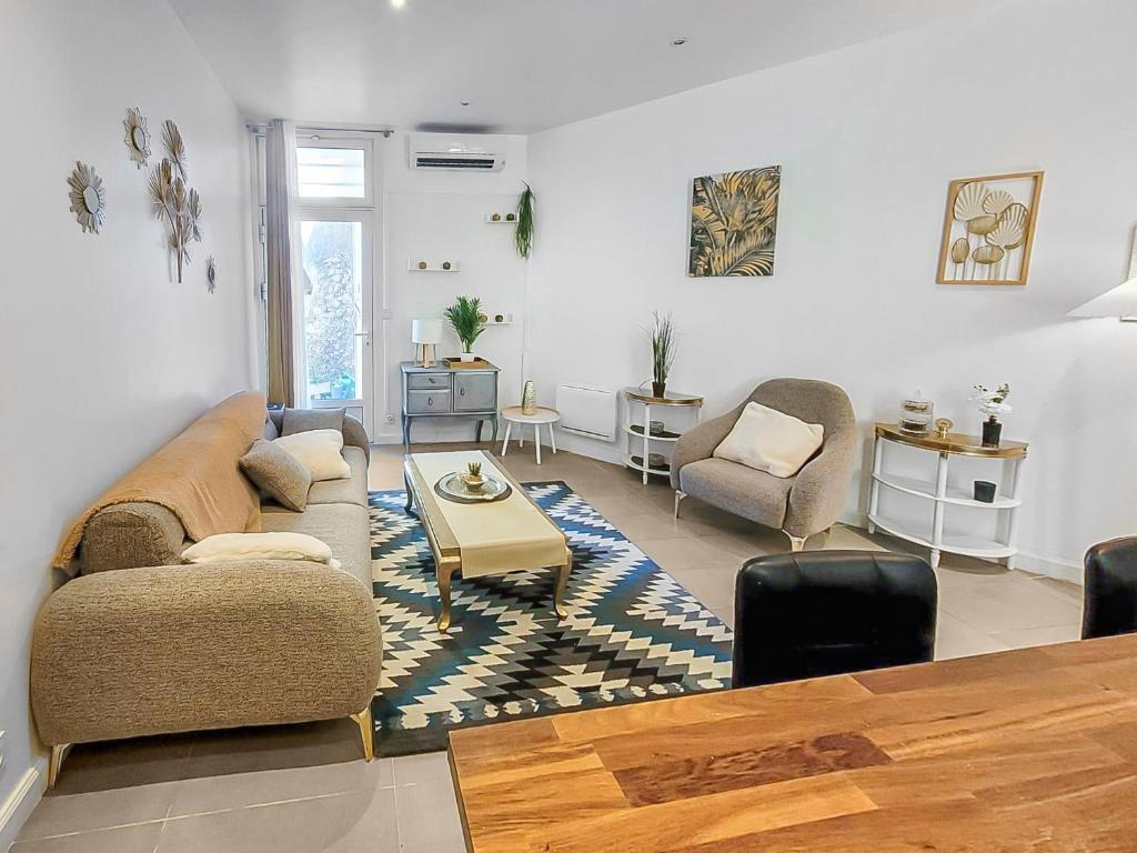 un salon avec un canapé, des chaises et une table dans l'établissement Le Refuge Méditerranéen, à Marseille