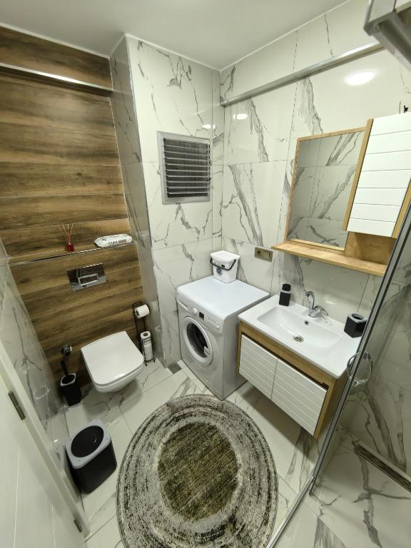 A bathroom at Big Orange Hotel Old City