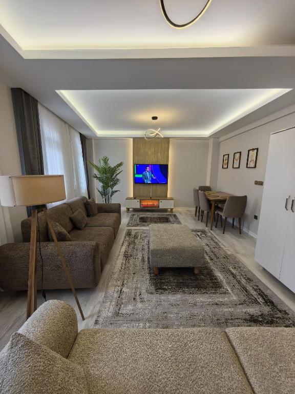 A television and/or entertainment centre at Big Orange Hotel Old City
