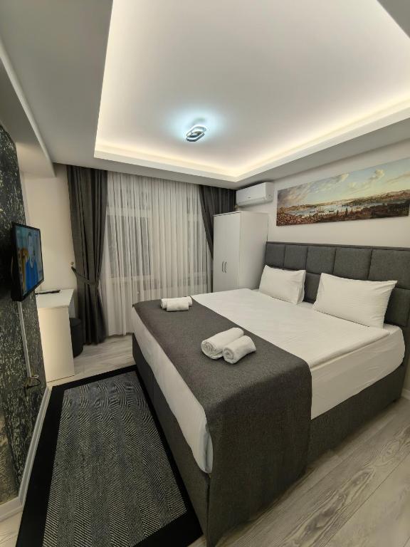 A bed or beds in a room at Big Orange Hotel Old City