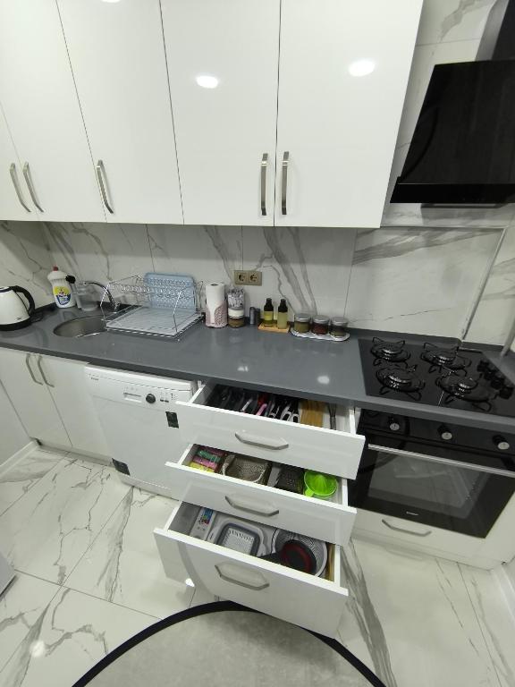 A kitchen or kitchenette at Big Orange Hotel Old City