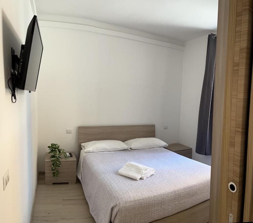 une chambre avec un lit avec deux serviettes dessus dans l'établissement Villa Milano Apt. n. 5, à Milan