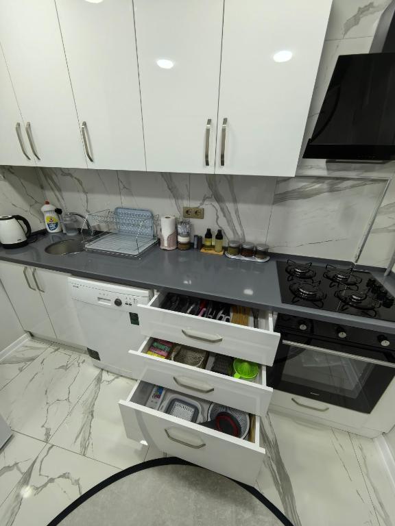 A kitchen or kitchenette at Big Orange Hotel Old City