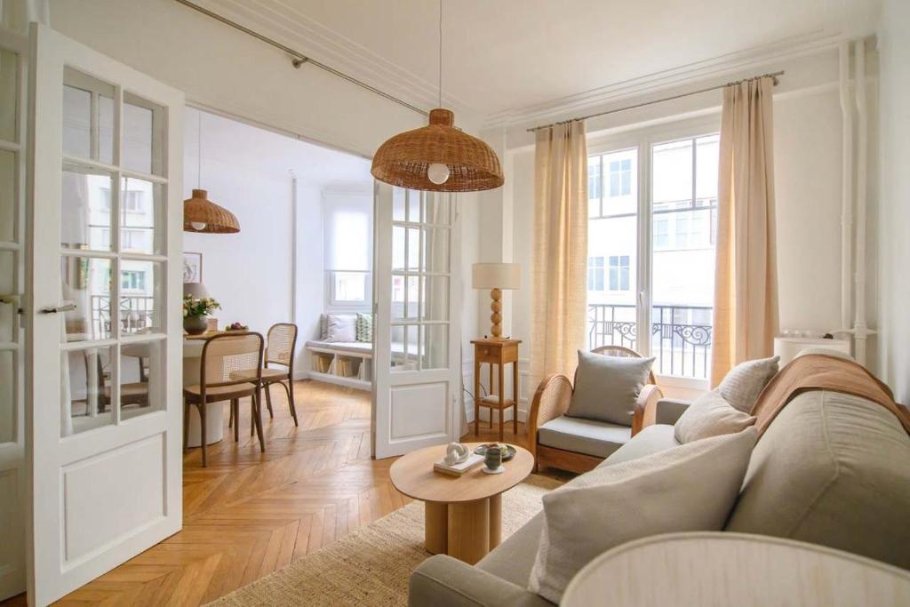 un salon avec un canapé et une table dans l'établissement Deco St Antoine, à Paris