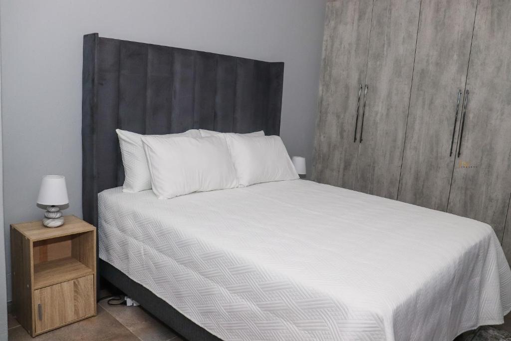 Postel nebo postele na pokoji v ubytování Centrally Located Luxurious Unit in CBD