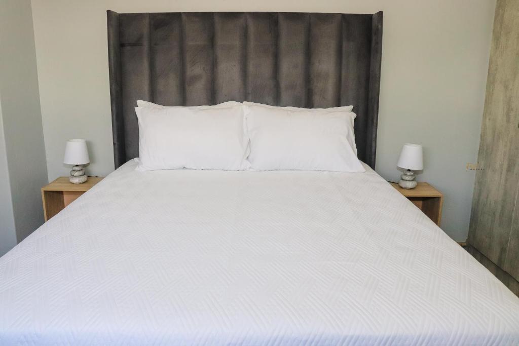 Postel nebo postele na pokoji v ubytování Centrally Located Luxurious Unit in CBD