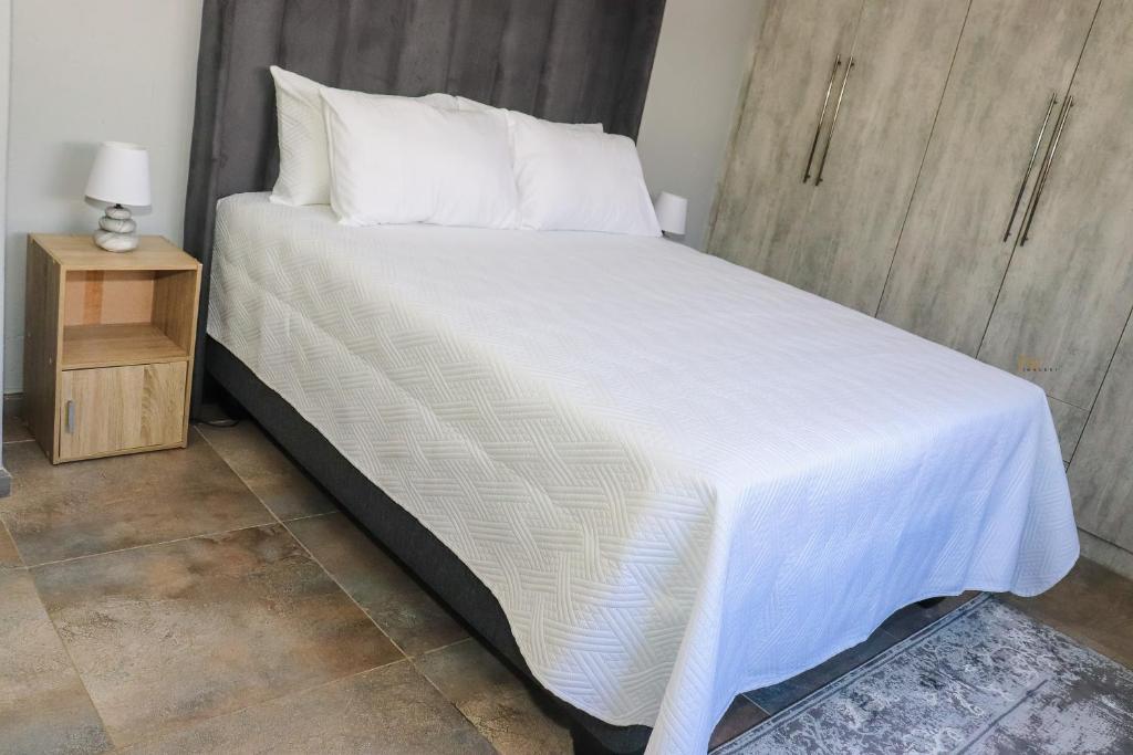 Postel nebo postele na pokoji v ubytování Centrally Located Luxurious Unit in CBD