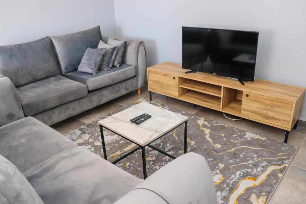 TV a/nebo společenská místnost v ubytování Centrally Located Luxurious Unit in CBD