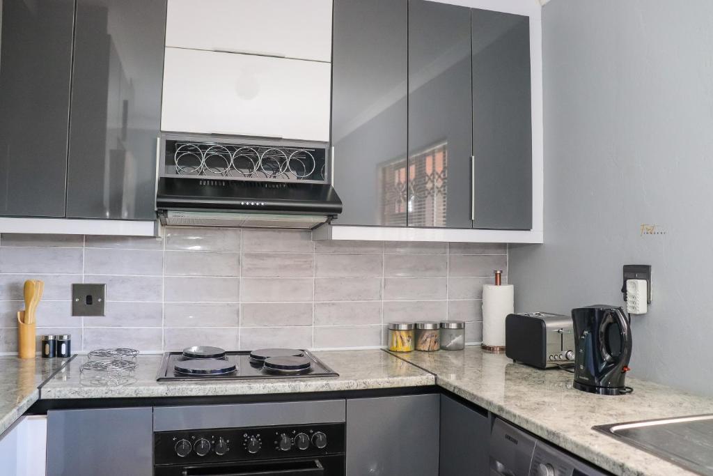 Kuchyň nebo kuchyňský kout v ubytování Centrally Located Luxurious Unit in CBD