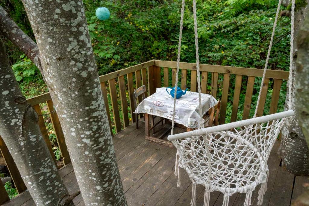 amaca su una terrazza con tavolo di Zimska idila a Crni Vrh